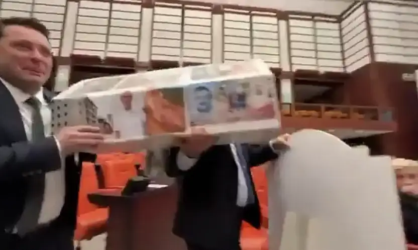 CHP'li Ağbaba'nın Tabutlu Protesto Girişimi Genel Kurulda Gerilime Neden Oldu