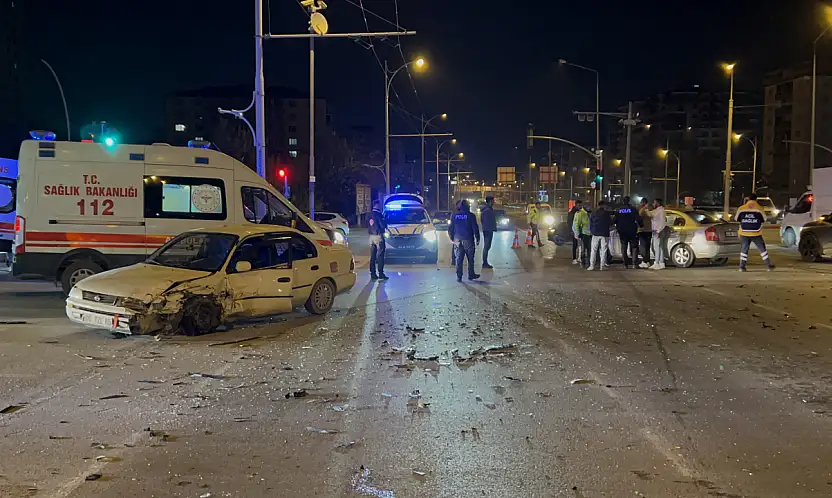 Çöşnük Kavşağı'nda İki Otomobil Çarpıştı: 6 Yaralı