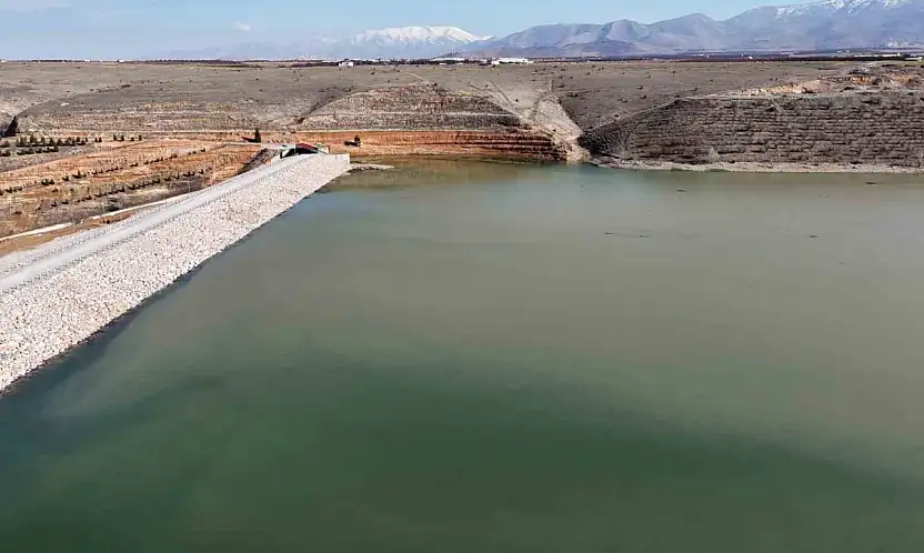 Doluluk oranı maksimum seviyeye ulaşan Sultansuyu Barajı'nda kapak açıldı