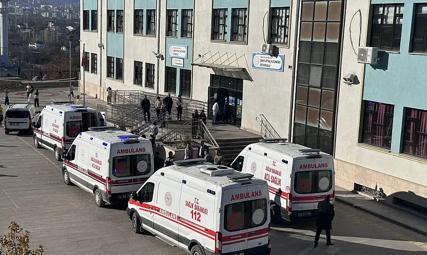 İlkokulda gıda zehirlenmesi şüphesi 10 öğrenci hastaneye kaldırıldı