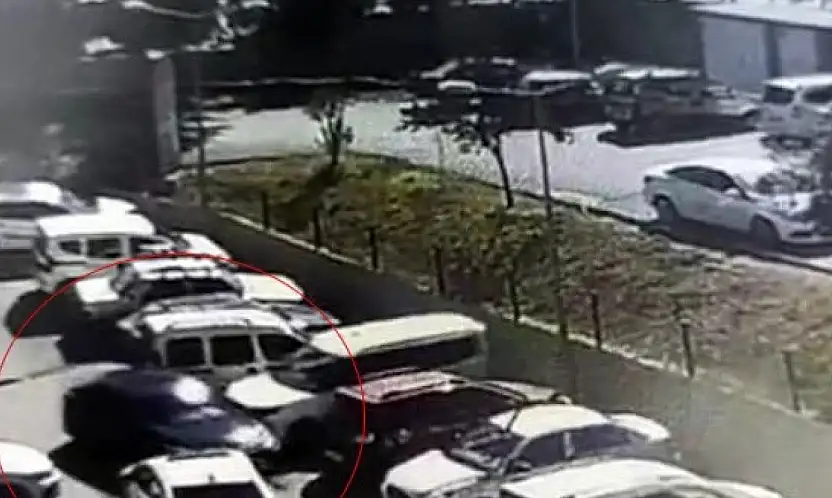 Kalp krizi geçiren sürücü hastane otoparkında 7 araca çarptı: O anlar kamerada