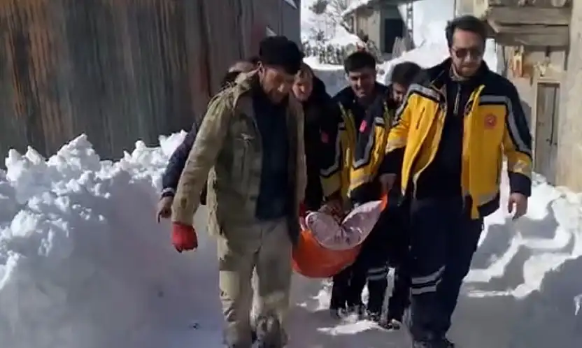 Kardan Kapanan Yolda Hasta Kurtarıldı