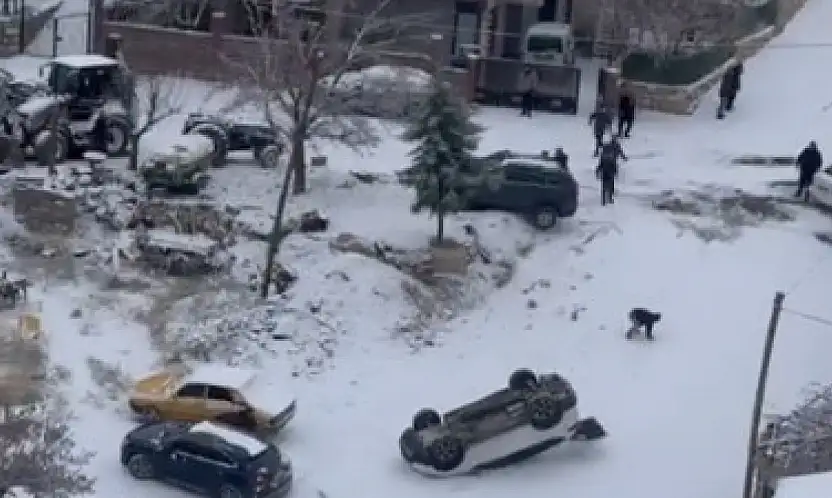 Kayan araç park halindeki aracı devirdi: O anlar kamerada