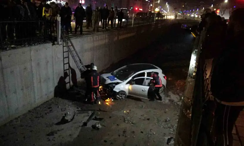 Direksiyon Hakimiyetini Kaybeden Sürücü Sulama Kanalına Uçtu