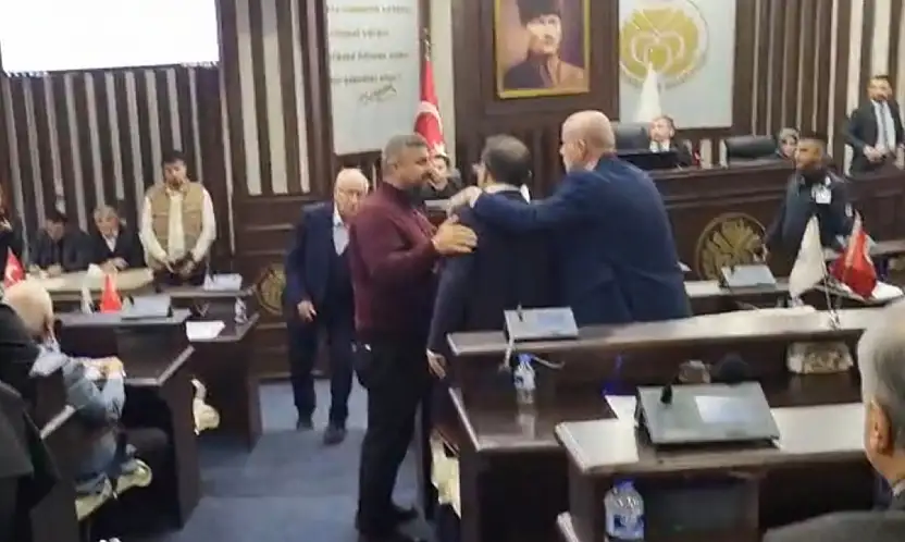 Malatya Büyükşehir Meclisi Karıştı CHP'liler Birbirine girdi Ak partililer ayırdı