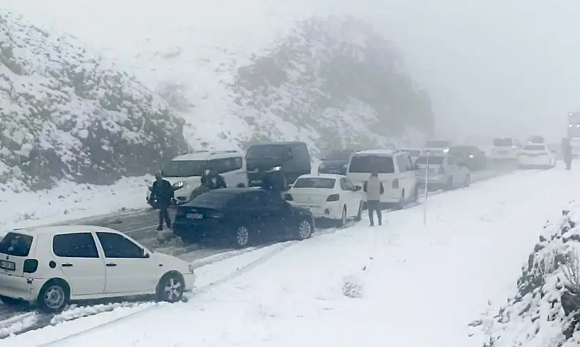 Malatya– Çelikhan Yolunda Yoğun Kar ve Tipi Ulaşımı Aksattı