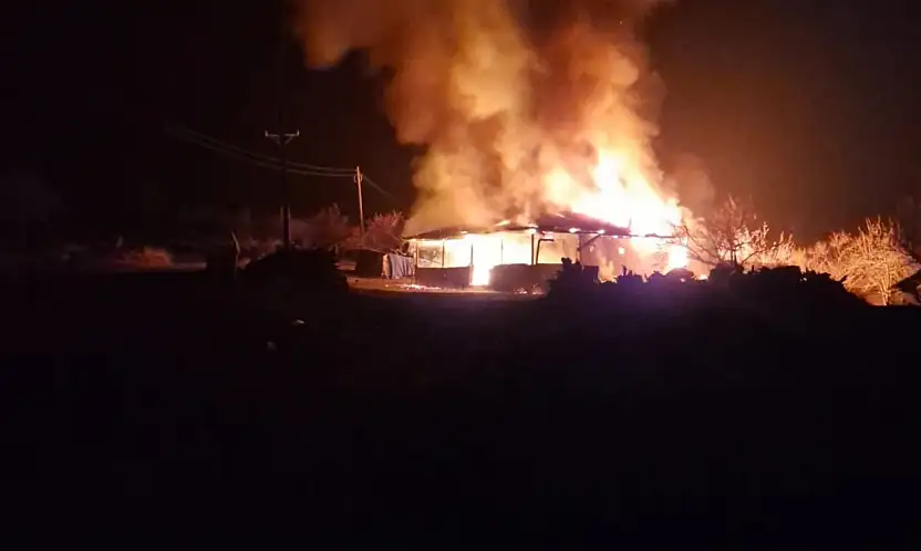 Malatya'da alevlere teslim olan ev küle döndü