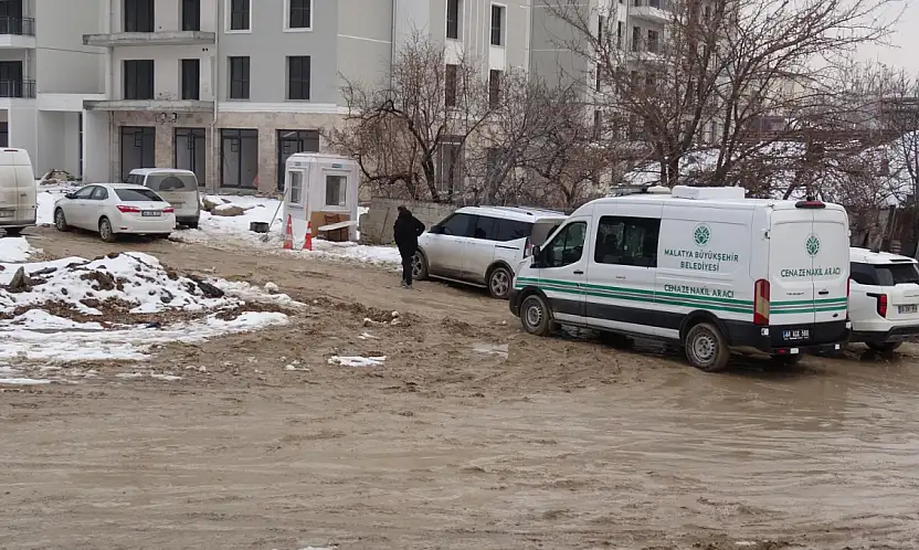 Malatya'da balkondan atlatan şahıs hayatını kaybetti