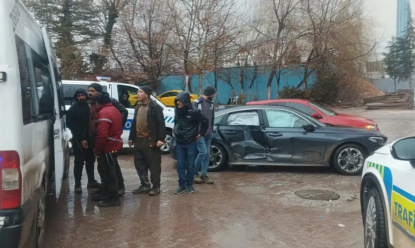 Malatya'da İşçi Servisi İle Otomobil Çarpıştı: 2 Yaralı