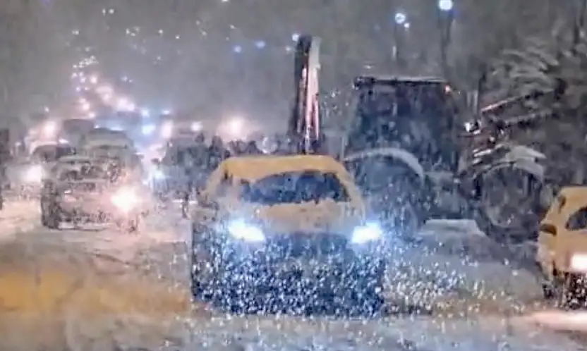 Malatya'da kar yağışı etkisini artırdı, araçlar yollarda kaldı