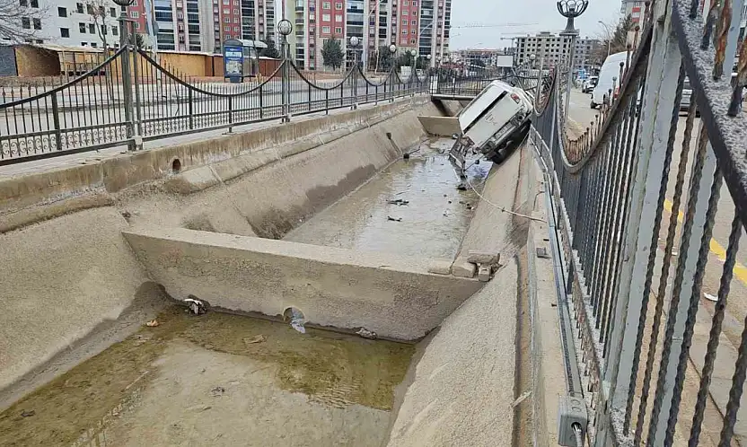 Malatya'da kontrolden çıkan pikap kanala uçtu