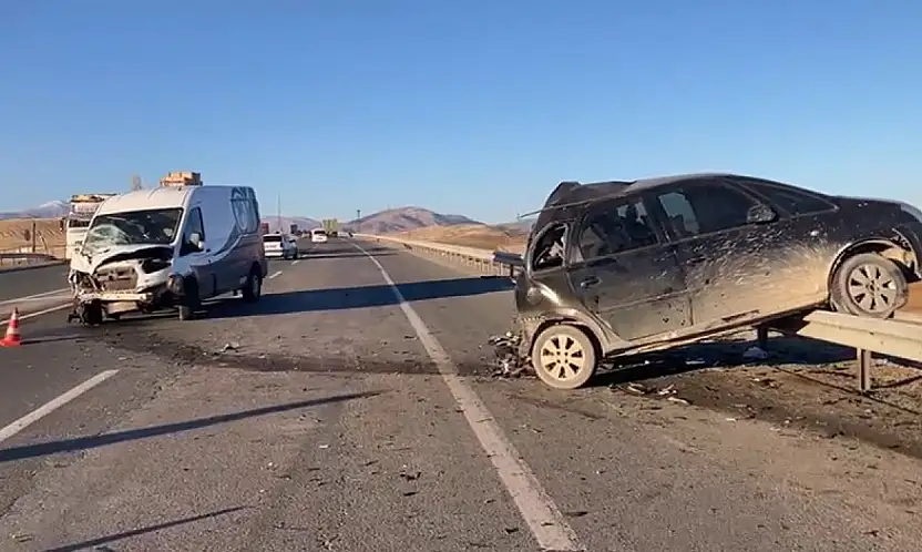 Malatya'da minibüs ile otomobil çarpıştı: 1'i ağır 3 yaralı