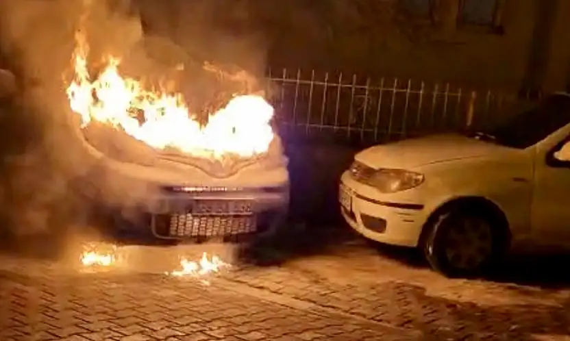 Malatya'da Park Halindeki Araçta Yangın Paniği