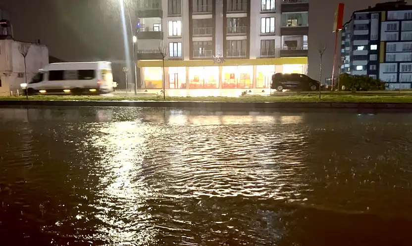 Malatya'da Sağanak Yağış Yolları Göle Çevirdi