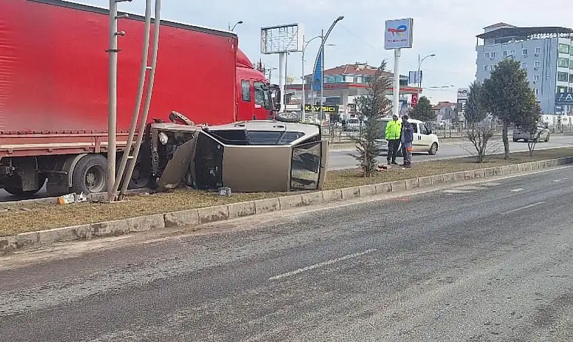 Malatya'da Tır İle Otomobil Çarpıştı: 1 Araç Yan Yattı