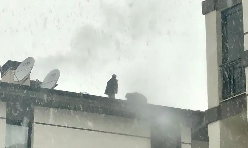 Malatya'da TOKİ Evlerinde Çatıya Çıkan İşçi İndirildi: Darp İddiası