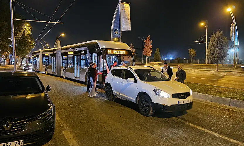 Malatya'da Trambüsün Önünü Kesip Trafiği Engelledi