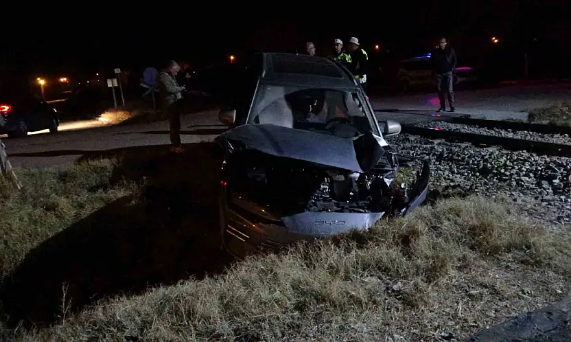 Malatya'da yük treni hemzemin geçitte otomobile çarptı: 5 yaralı