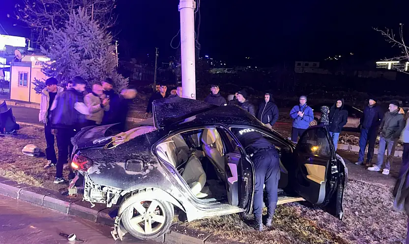 Malatya–Elazığ karayolunda otomobil Trambüs direğine çarptı: 1 yaralı