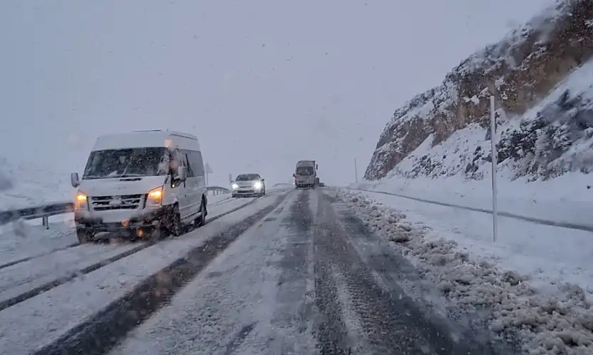 Malatya-Pütürge Yolunda Kar Yağışı sürücülere zor anlar yaşatıyor