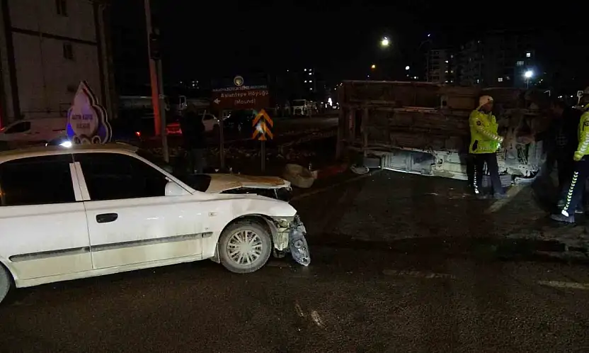 Otomobil ile çarpışan kamyonet devrildi: 1 yaralı