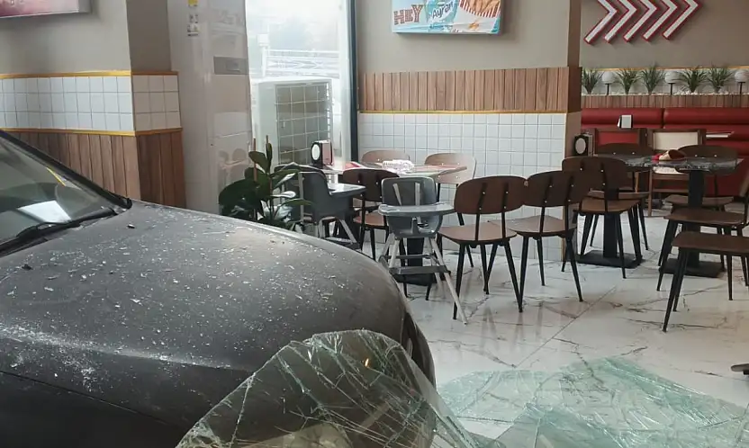 Otomobili ile Dönerciye geldi