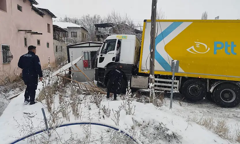 PTT Kargo Aracı Karlı Yolda Kontrolden Çıktı