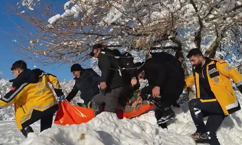 Pütürge'de Kar Engeli Aşıldı, 81 Yaşındaki Hasta Kurtarıldı