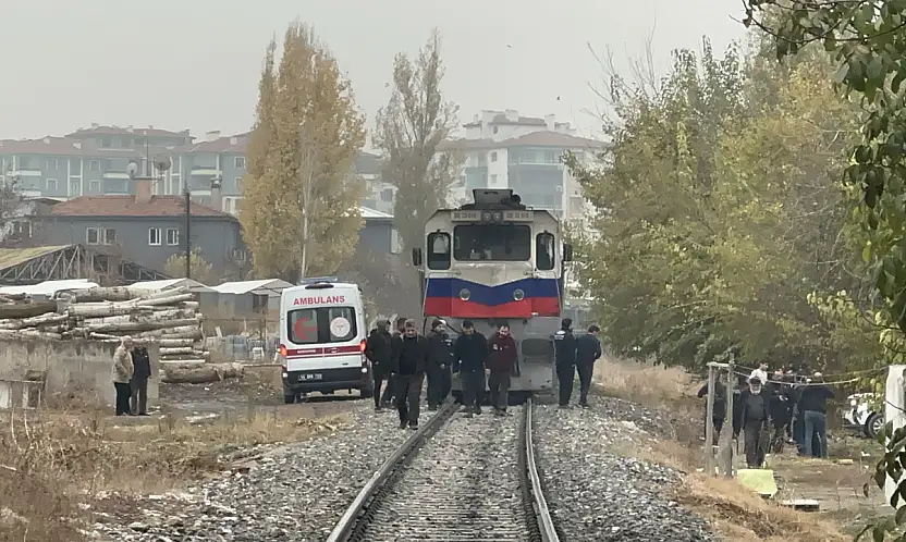 Rayların Üzerine Düşen Yaşlı Adam Tren Altında Kaldı