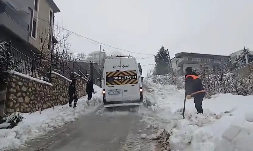 Servisler Yollarda Kaldı, Öğrenciler Yaya Kaldı