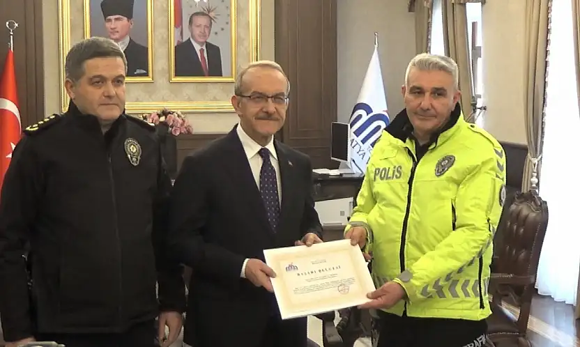 Tribünde Vicdan Kazandı: Üşüyen Çocuğa Çorabını Veren Polise Başarı Belgesi