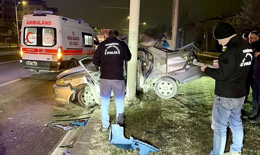 Yarısı Feci Kaza Trambüs Direğine çarpan otomobilde bir kişi öldü